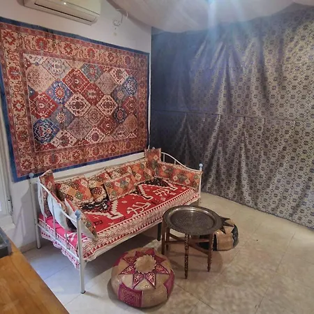 Sleep & Shower In A Typical District Апартаменти