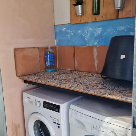 Sleep & Shower In A Typical District Apartamento