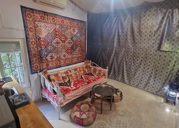 Sleep & Shower In A Typical District דירה