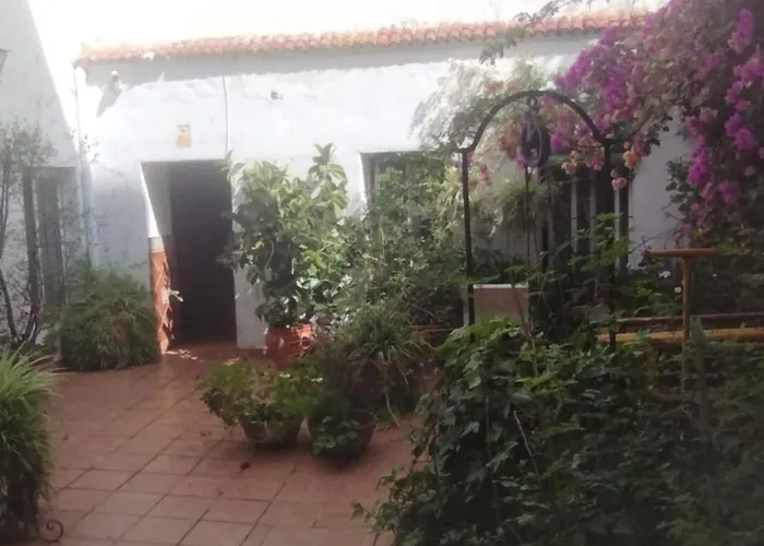 Sleep & Shower In A Typical District דירה