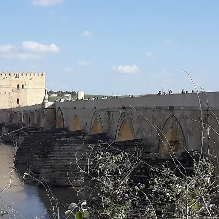Sleep & Shower In A Typical District Lägenhet